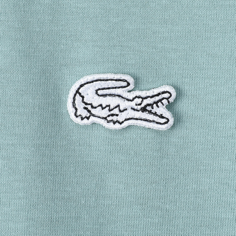 Les polos Lacoste pour homme sont le symbole parfait de l'élégance décontractée, alliant style et confort depuis des générations. Au meilleur prix.