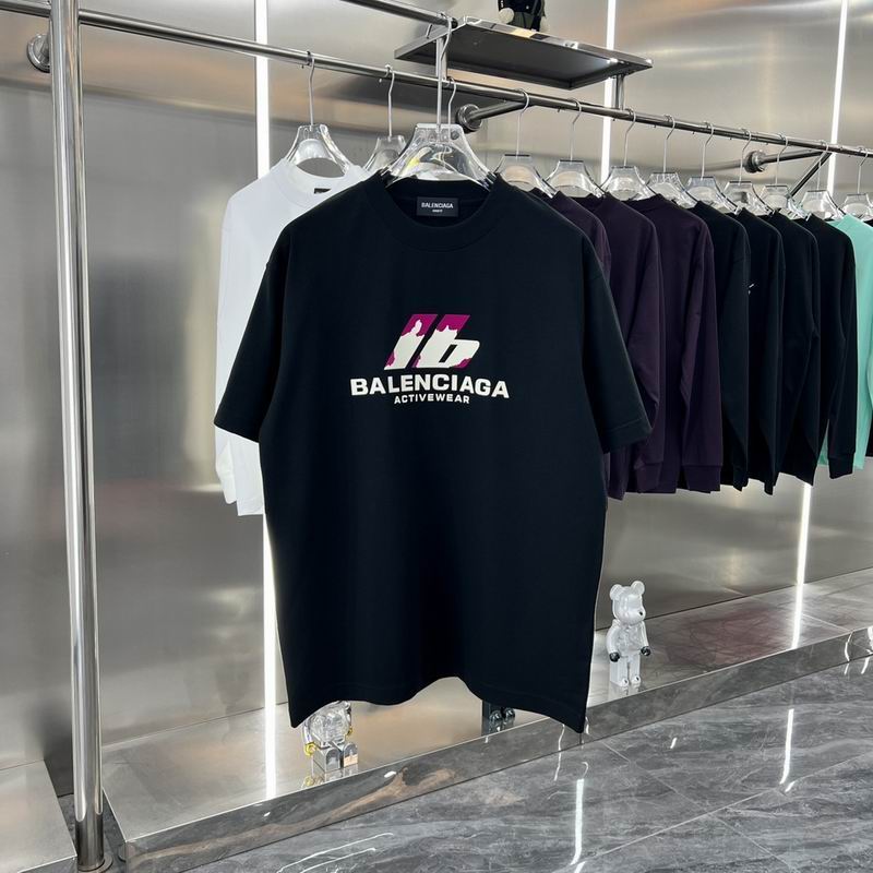 Les polos T-shirt Balenciaga pour homme incarnent l’élégance contemporaine avec une touche de minimalisme audacieux. A des prix abordable 