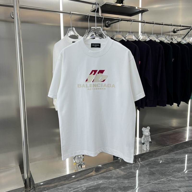 Les polos T-shirt Balenciaga pour homme incarnent l’élégance contemporaine avec une touche de minimalisme audacieux. A des prix abordable 
