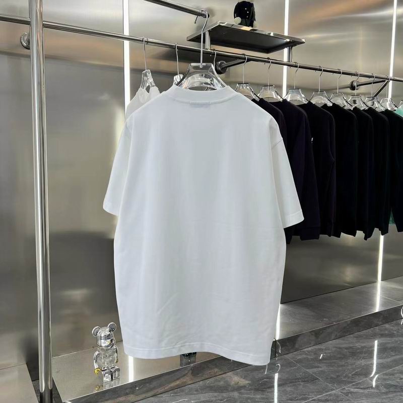 Les polos T-shirt Balenciaga pour homme incarnent l’élégance contemporaine avec une touche de minimalisme audacieux. A des prix abordable 