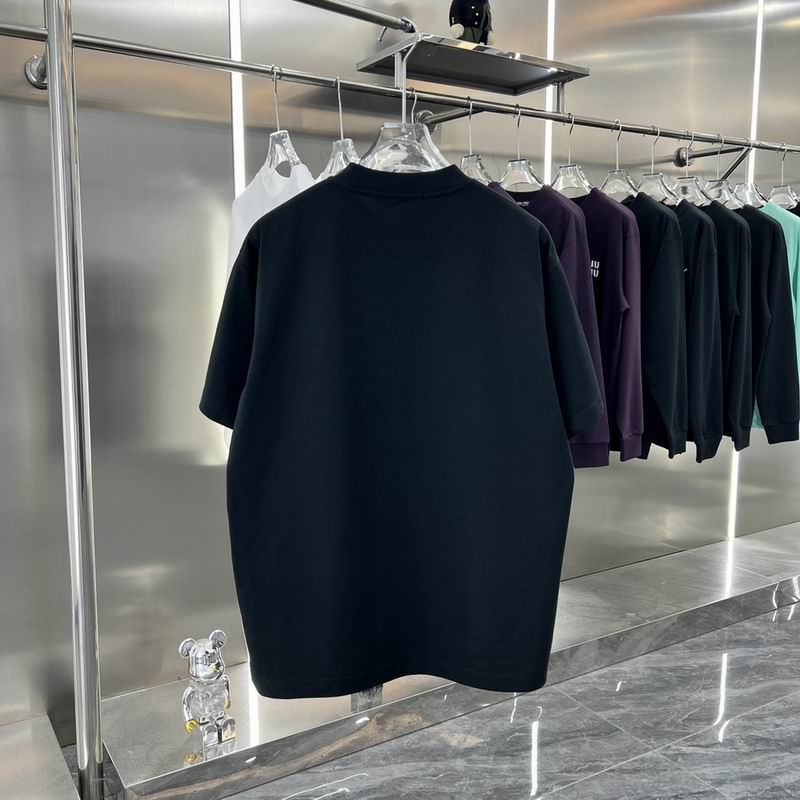 Les polos T-shirt Balenciaga pour homme incarnent l’élégance contemporaine avec une touche de minimalisme audacieux. A des prix abordable 