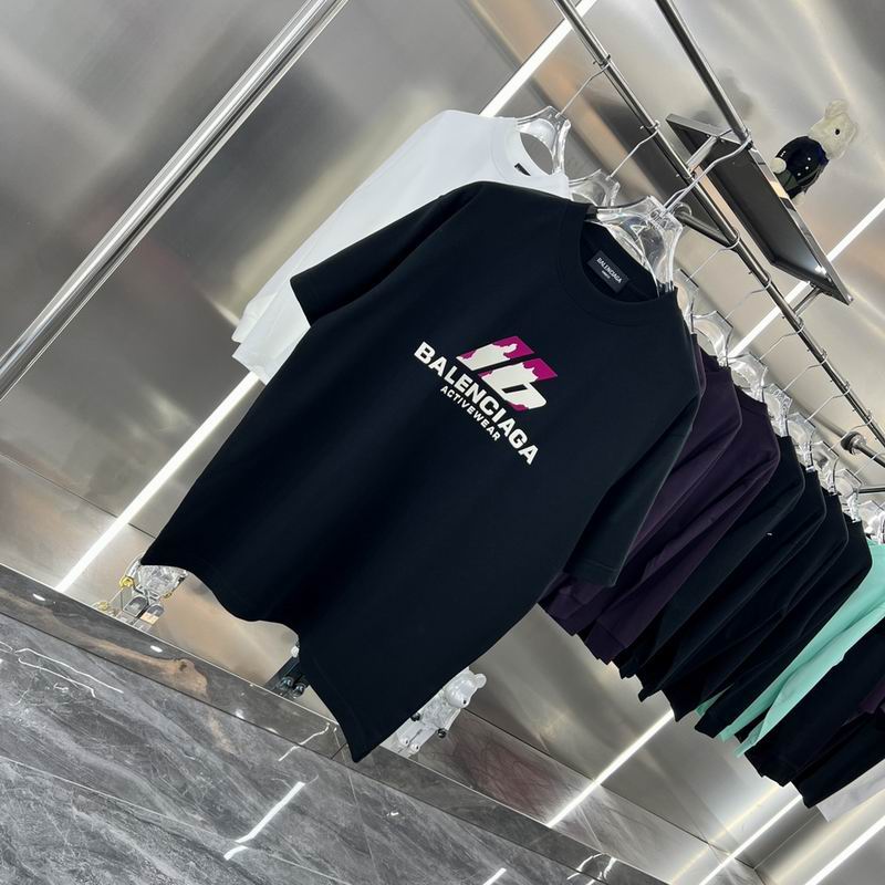 Les polos T-shirt Balenciaga pour homme incarnent l’élégance contemporaine avec une touche de minimalisme audacieux. A des prix abordable 