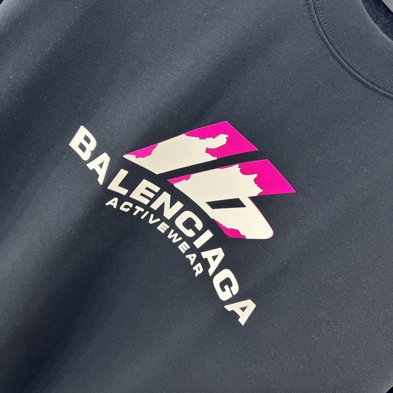 Les polos T-shirt Balenciaga pour homme incarnent l’élégance contemporaine avec une touche de minimalisme audacieux. A des prix abordable 