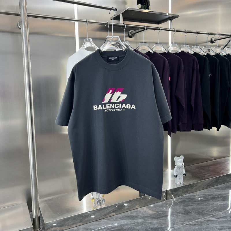 Les polos T-shirt Balenciaga pour homme incarnent l’élégance contemporaine avec une touche de minimalisme audacieux. A des prix abordable 