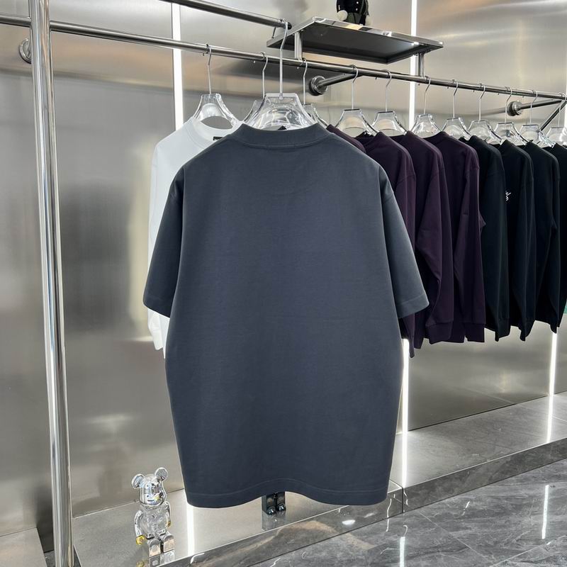 Les polos T-shirt Balenciaga pour homme incarnent l’élégance contemporaine avec une touche de minimalisme audacieux. A des prix abordable 