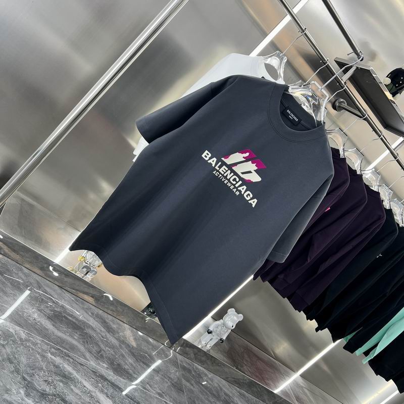 Les polos T-shirt Balenciaga pour homme incarnent l’élégance contemporaine avec une touche de minimalisme audacieux. A des prix abordable 