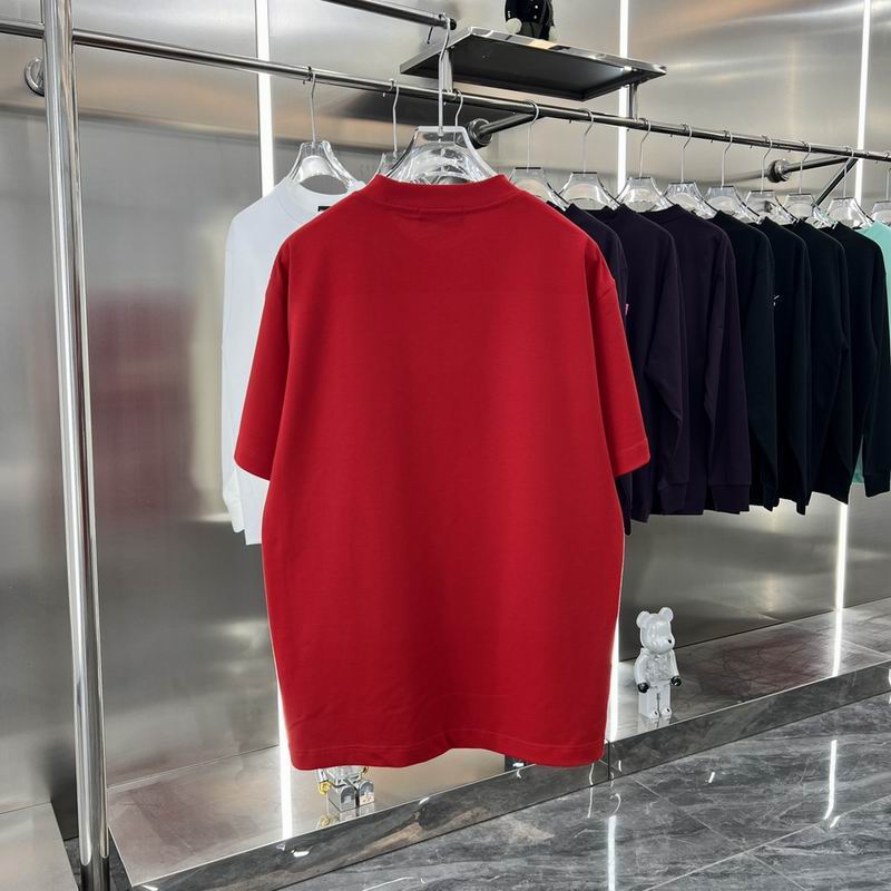 Les polos T-shirt Balenciaga pour homme incarnent l’élégance contemporaine avec une touche de minimalisme audacieux. A des prix abordable 