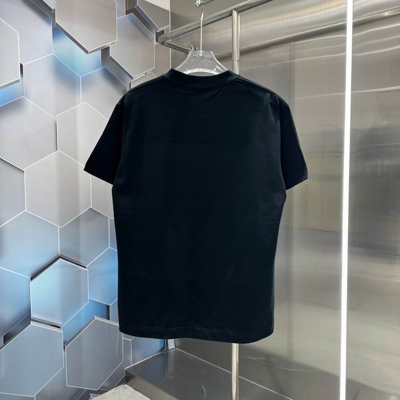 Les polos T-shirt Balenciaga pour homme incarnent l’élégance contemporaine avec une touche de minimalisme audacieux. A des prix abordable 