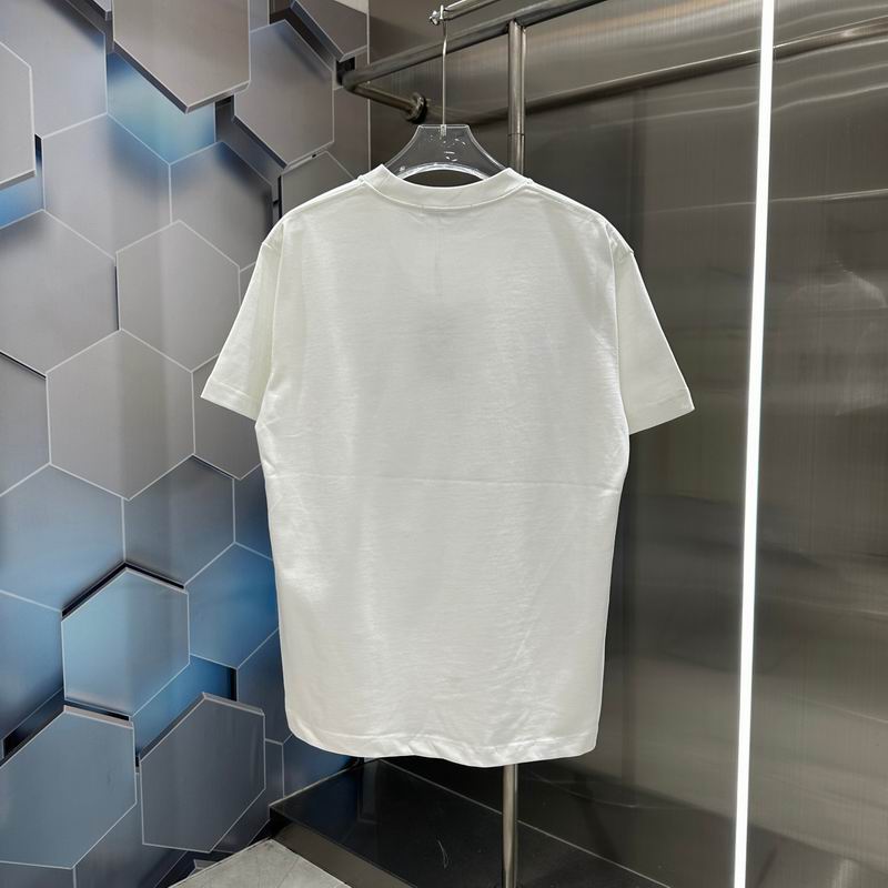 Les polos T-shirt Balenciaga pour homme incarnent l’élégance contemporaine avec une touche de minimalisme audacieux. A des prix abordable 