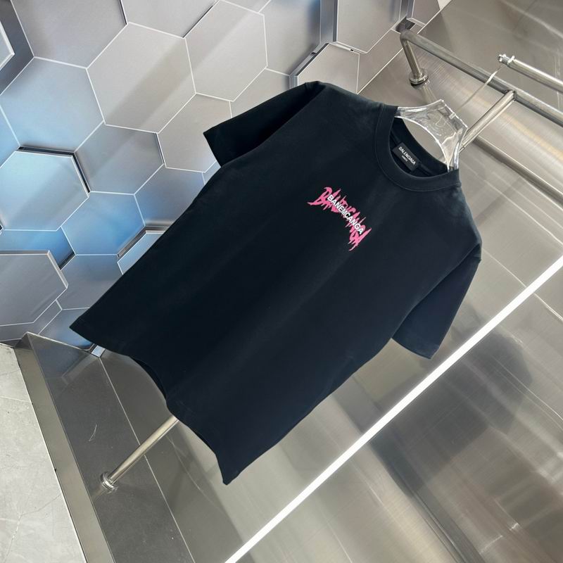 Les polos T-shirt Balenciaga pour homme incarnent l’élégance contemporaine avec une touche de minimalisme audacieux. A des prix abordable 