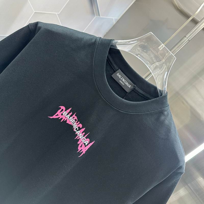 Les polos T-shirt Balenciaga pour homme incarnent l’élégance contemporaine avec une touche de minimalisme audacieux. A des prix abordable 