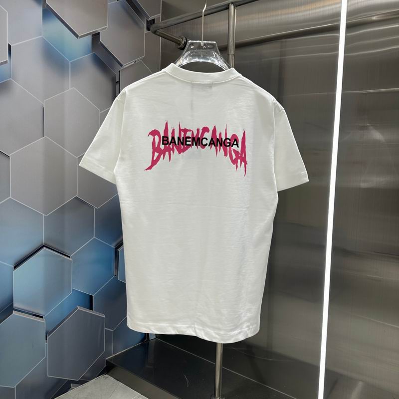Les polos T-shirt Balenciaga pour homme incarnent l’élégance contemporaine avec une touche de minimalisme audacieux. A des prix abordable 