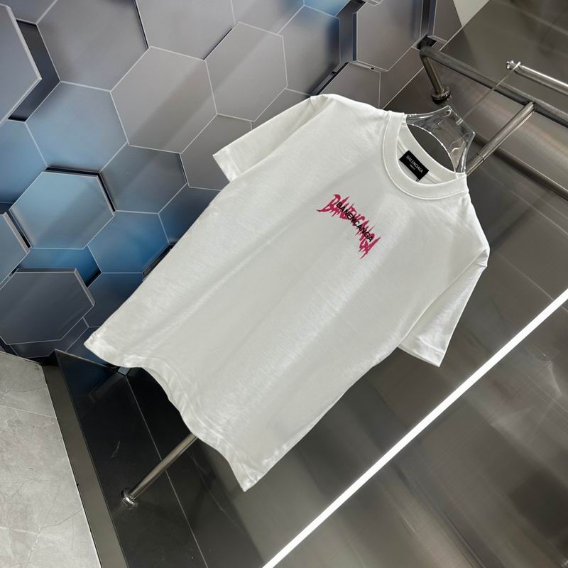 Les polos T-shirt Balenciaga pour homme incarnent l’élégance contemporaine avec une touche de minimalisme audacieux. A des prix abordable 