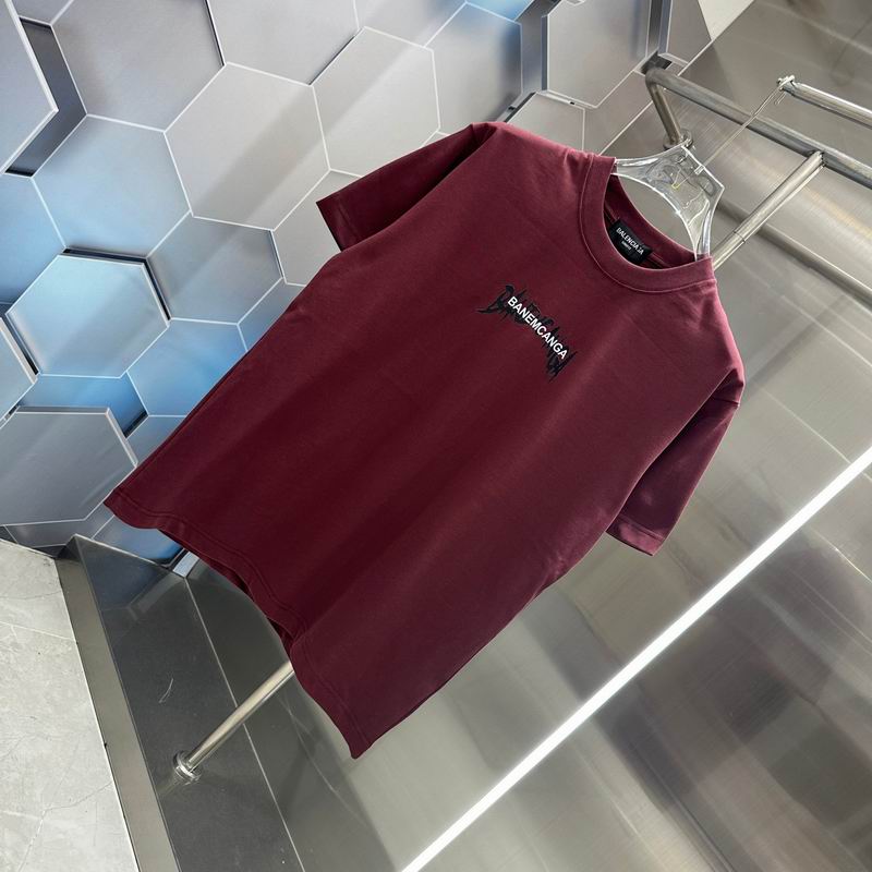 Les polos T-shirt Balenciaga pour homme incarnent l’élégance contemporaine avec une touche de minimalisme audacieux. A des prix abordable 
