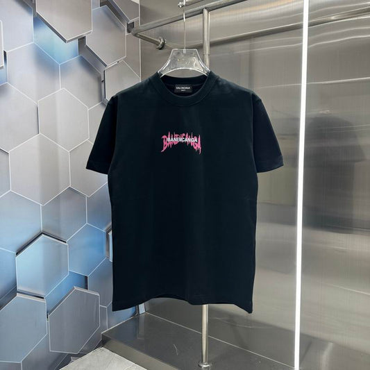 Les polos T-shirt Balenciaga pour homme incarnent l’élégance contemporaine avec une touche de minimalisme audacieux. A des prix abordable 