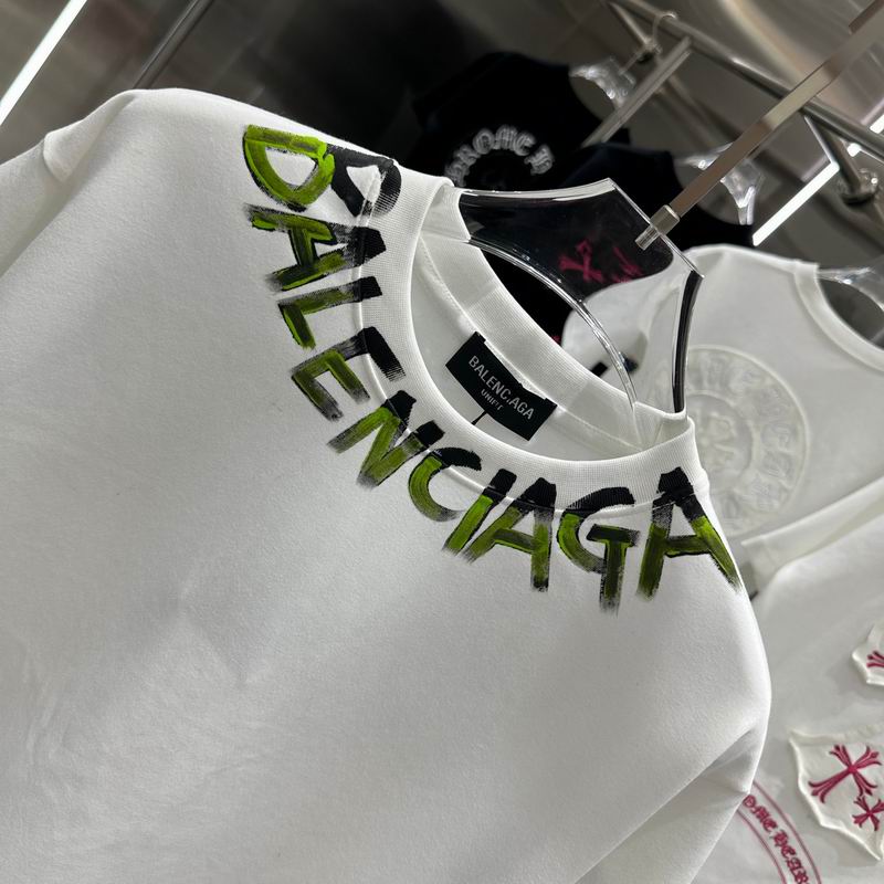Les polos T-shirt Balenciaga pour homme incarnent l’élégance contemporaine avec une touche de minimalisme audacieux. A des prix abordable 