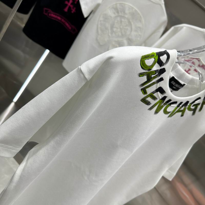 Les polos T-shirt Balenciaga pour homme incarnent l’élégance contemporaine avec une touche de minimalisme audacieux. A des prix abordable 