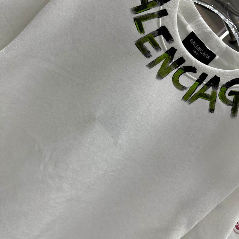 Les polos T-shirt Balenciaga pour homme incarnent l’élégance contemporaine avec une touche de minimalisme audacieux. A des prix abordable 