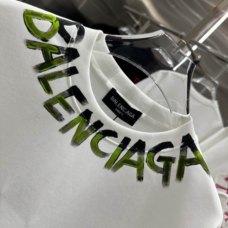 Les polos T-shirt Balenciaga pour homme incarnent l’élégance contemporaine avec une touche de minimalisme audacieux. A des prix abordable 