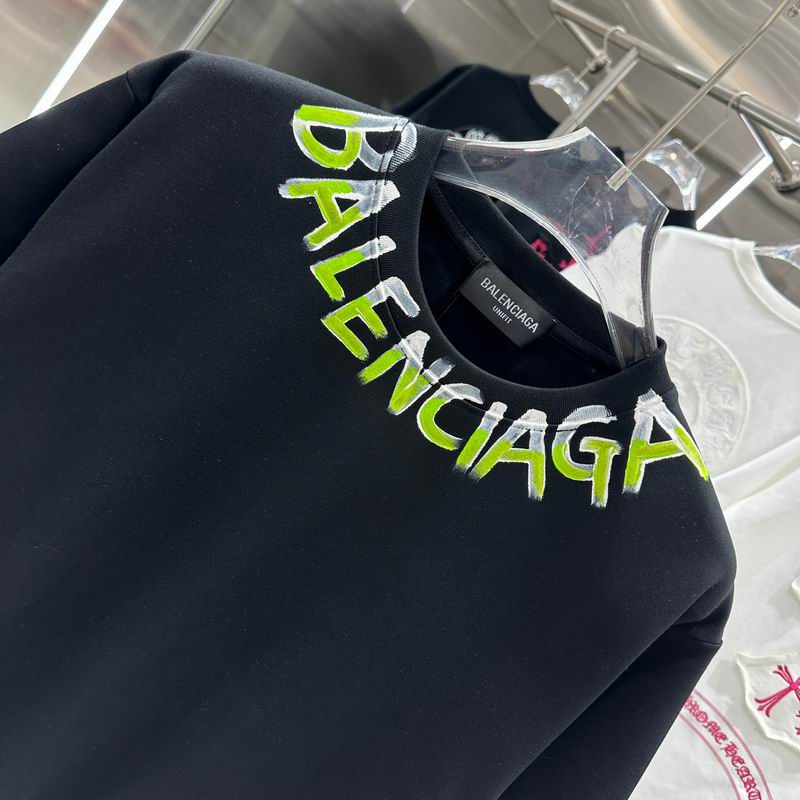 Les polos T-shirt Balenciaga pour homme incarnent l’élégance contemporaine avec une touche de minimalisme audacieux. A des prix abordable 