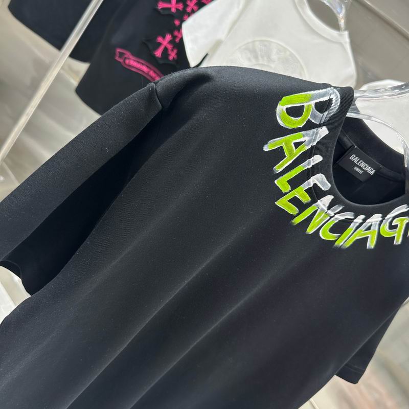 Les polos T-shirt Balenciaga pour homme incarnent l’élégance contemporaine avec une touche de minimalisme audacieux. A des prix abordable 