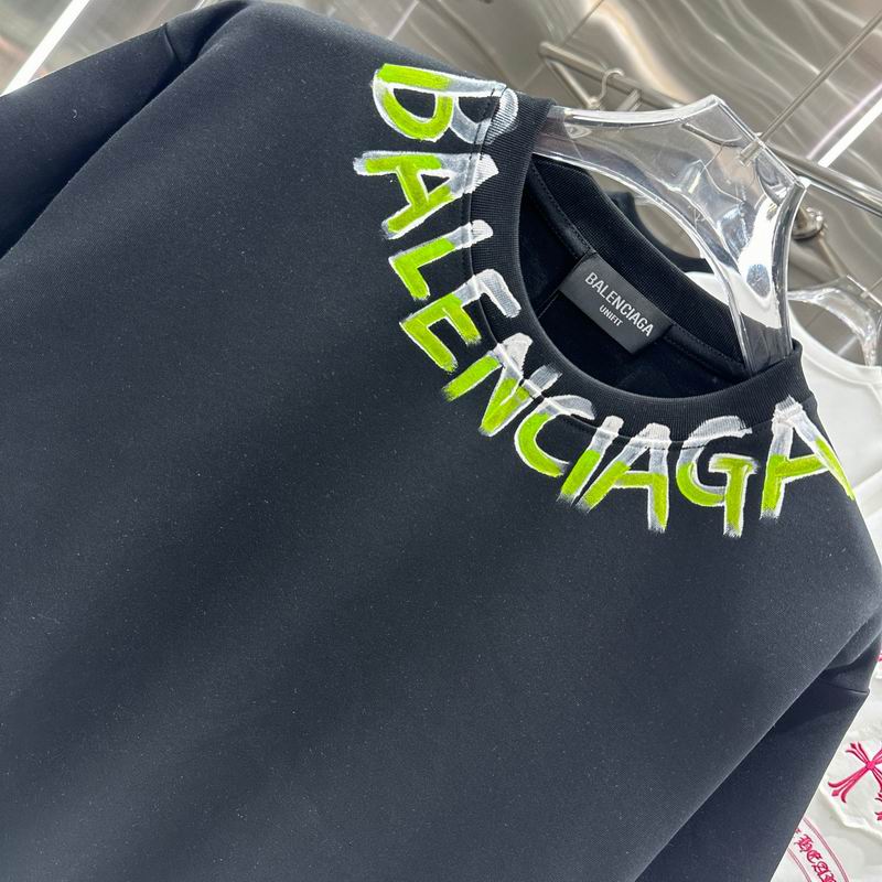 Les polos T-shirt Balenciaga pour homme incarnent l’élégance contemporaine avec une touche de minimalisme audacieux. A des prix abordable 
