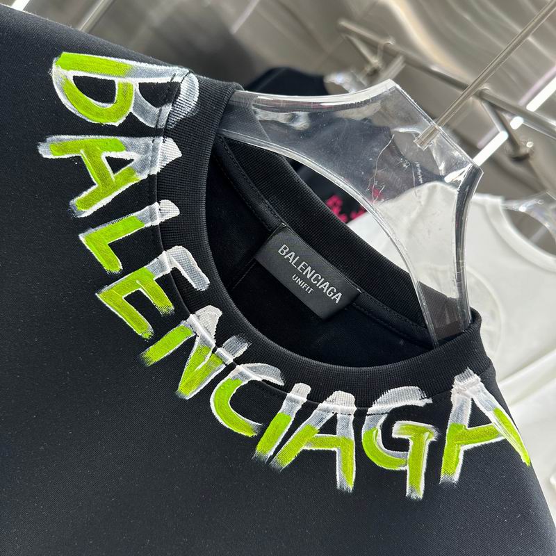 Les polos T-shirt Balenciaga pour homme incarnent l’élégance contemporaine avec une touche de minimalisme audacieux. A des prix abordable 
