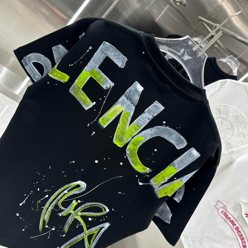 Les polos T-shirt Balenciaga pour homme incarnent l’élégance contemporaine avec une touche de minimalisme audacieux. A des prix abordable 