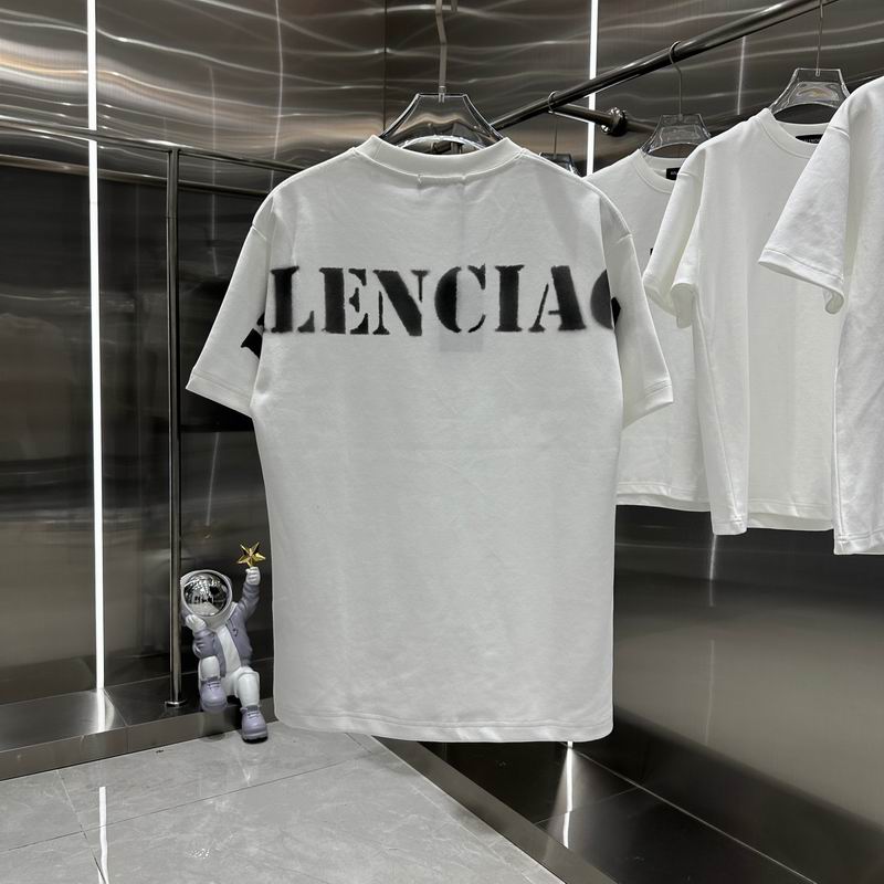 Les polos T-shirt Balenciaga pour homme incarnent l’élégance contemporaine avec une touche de minimalisme audacieux. A des prix abordable 