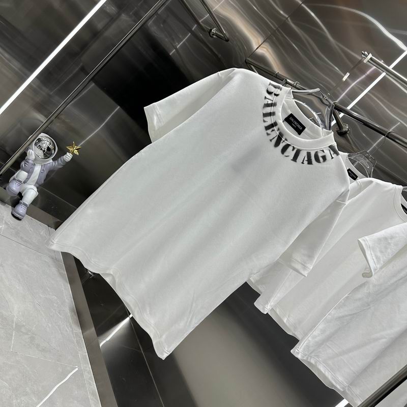 Les polos T-shirt Balenciaga pour homme incarnent l’élégance contemporaine avec une touche de minimalisme audacieux. A des prix abordable.