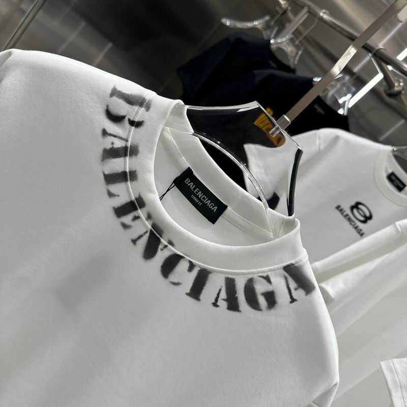 Les polos T-shirt Balenciaga pour homme incarnent l’élégance contemporaine avec une touche de minimalisme audacieux. A des prix abordable 