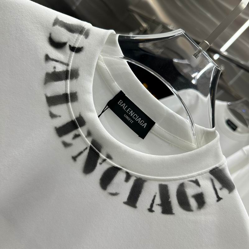 Les polos T-shirt Balenciaga pour homme incarnent l’élégance contemporaine avec une touche de minimalisme audacieux. A des prix abordable 