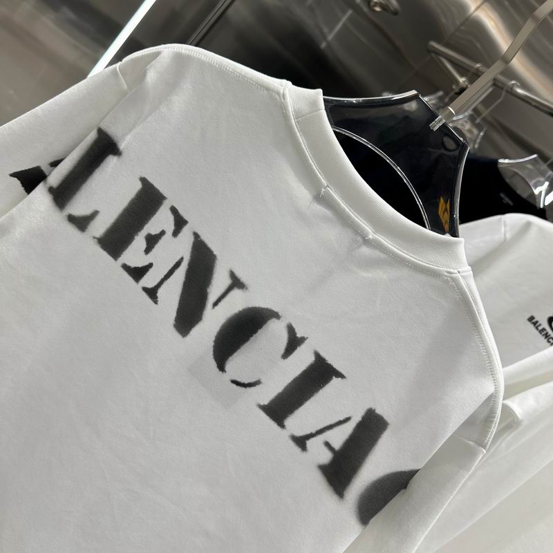 Les polos T-shirt Balenciaga pour homme incarnent l’élégance contemporaine avec une touche de minimalisme audacieux. A des prix abordable 