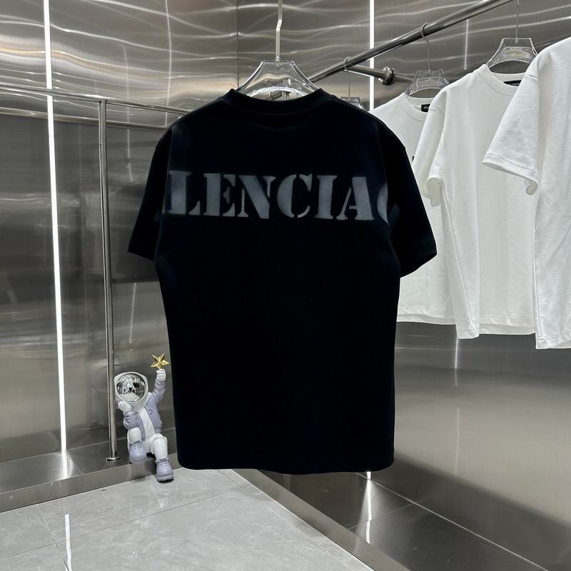 Les polos T-shirt Balenciaga pour homme incarnent l’élégance contemporaine avec une touche de minimalisme audacieux. A des prix abordable 