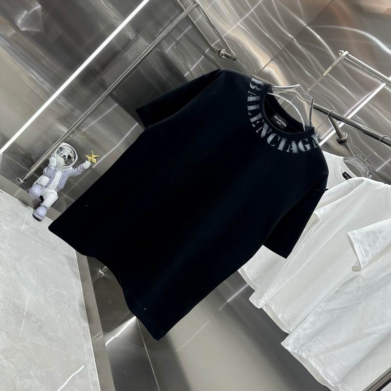 Les polos T-shirt Balenciaga pour homme incarnent l’élégance contemporaine avec une touche de minimalisme audacieux. A des prix abordable 