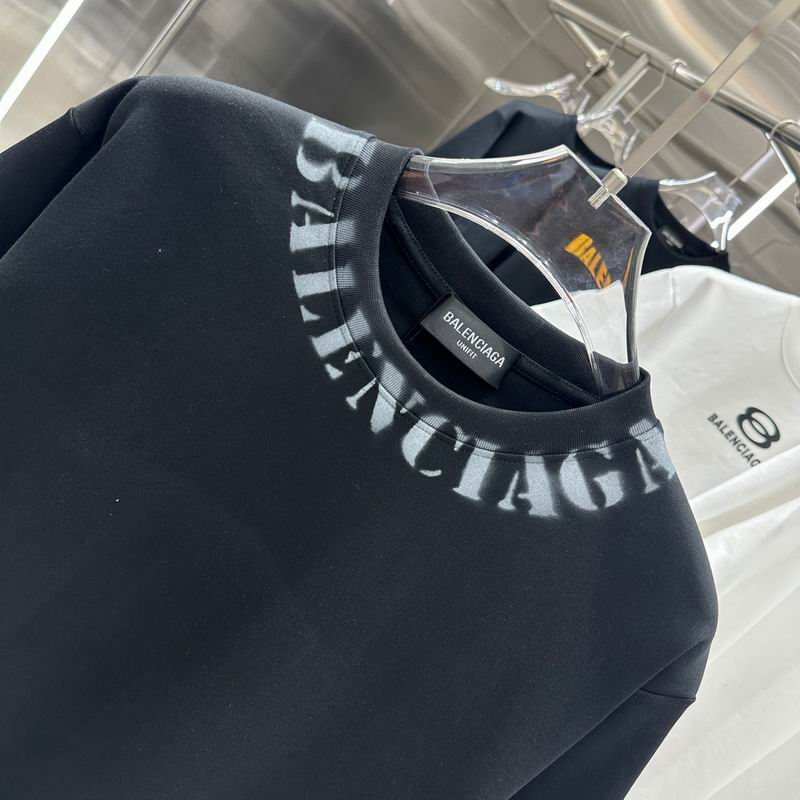 Les polos T-shirt Balenciaga pour homme incarnent l’élégance contemporaine avec une touche de minimalisme audacieux. A des prix abordable 