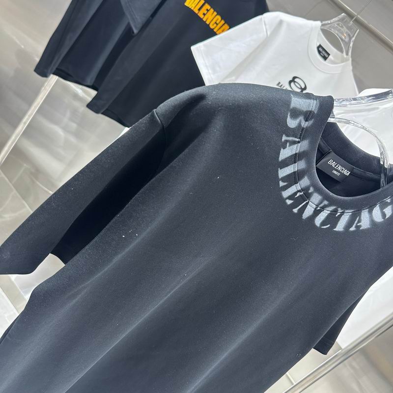Les polos T-shirt Balenciaga pour homme incarnent l’élégance contemporaine avec une touche de minimalisme audacieux. A des prix abordable 