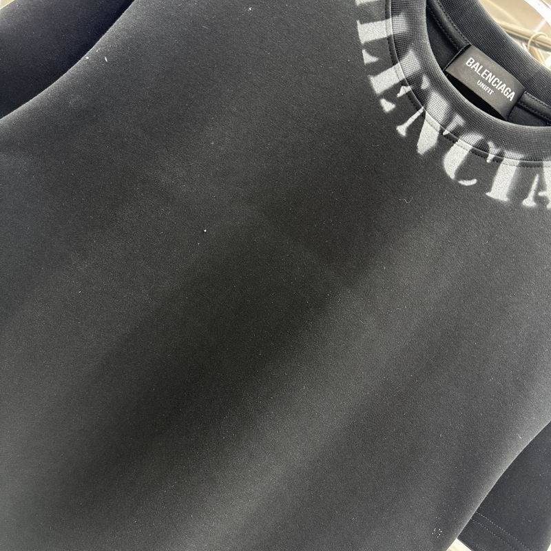 Les polos T-shirt Balenciaga pour homme incarnent l’élégance contemporaine avec une touche de minimalisme audacieux. A des prix abordable 