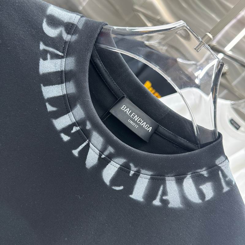 Les polos T-shirt Balenciaga pour homme incarnent l’élégance contemporaine avec une touche de minimalisme audacieux. A des prix abordable 