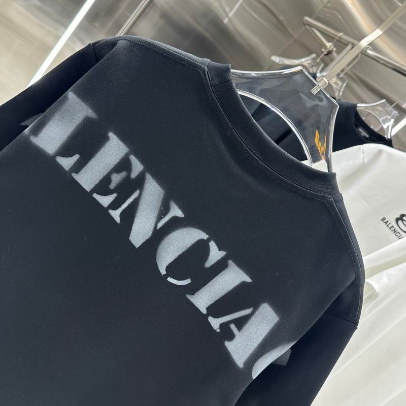 Les polos T-shirt Balenciaga pour homme incarnent l’élégance contemporaine avec une touche de minimalisme audacieux. A des prix abordable 