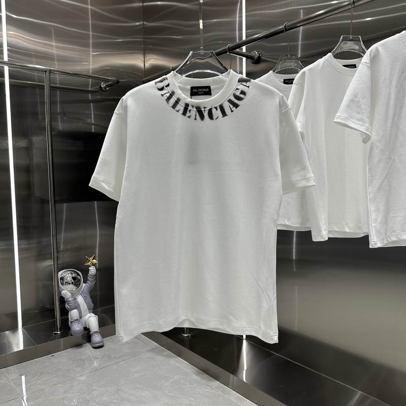 Les polos T-shirt Balenciaga pour homme incarnent l’élégance contemporaine avec une touche de minimalisme audacieux. A des prix abordable 