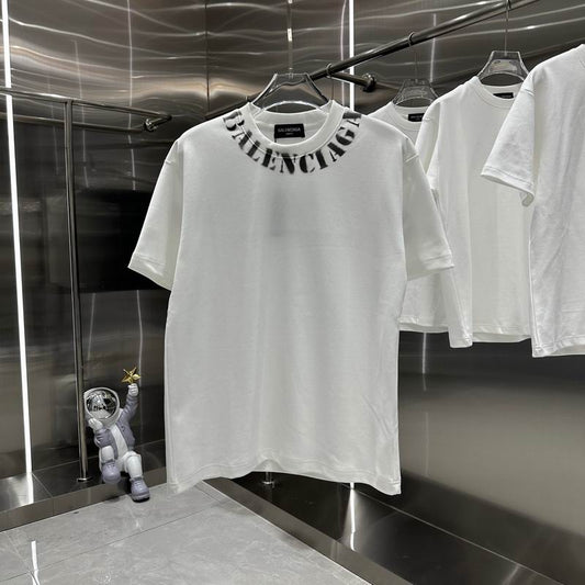Les polos T-shirt Balenciaga pour homme incarnent l’élégance contemporaine avec une touche de minimalisme audacieux. A des prix abordable 
