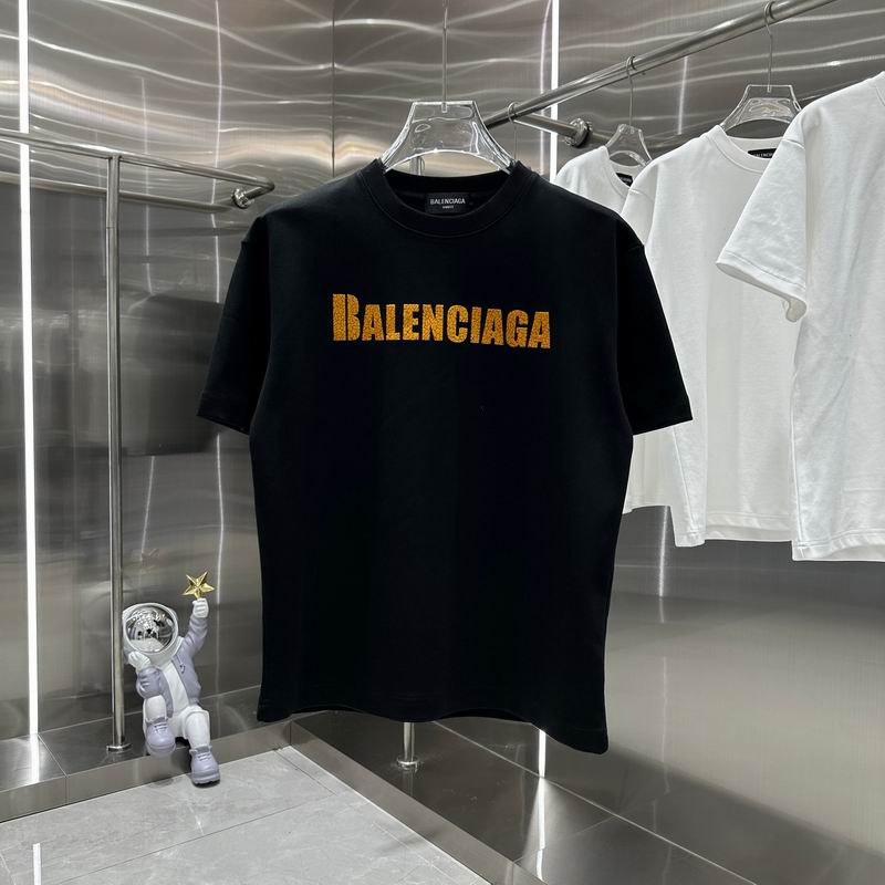 Les polos T-shirt Balenciaga pour homme incarnent l’élégance contemporaine avec une touche de minimalisme audacieux. A des prix abordable 