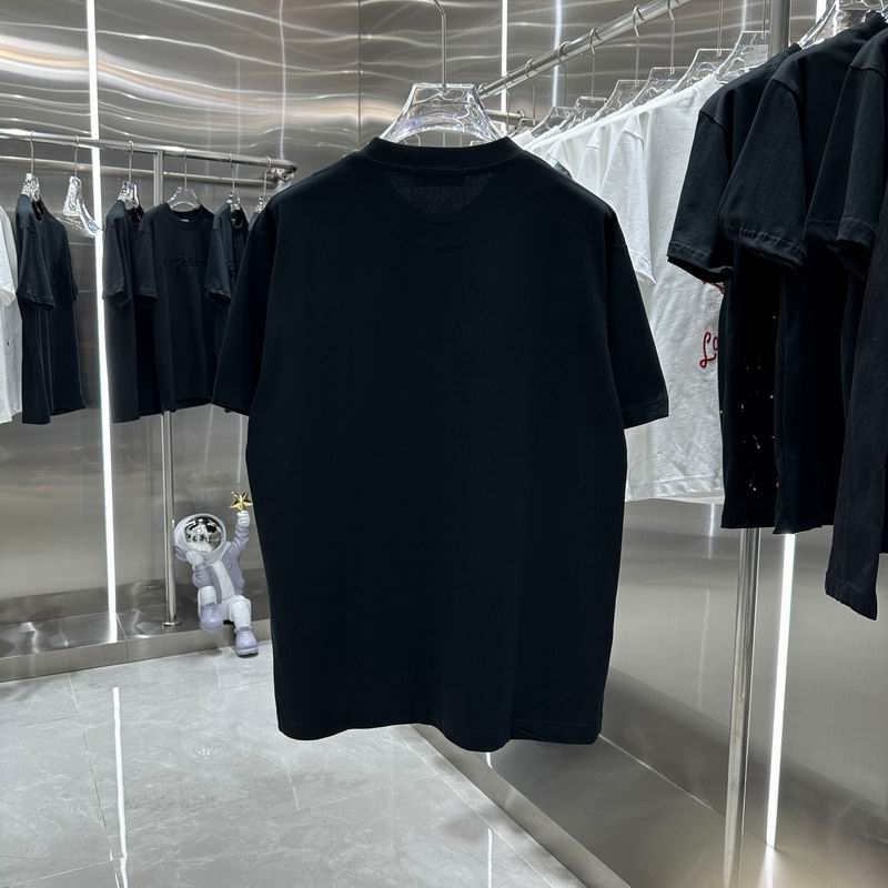 Les polos T-shirt Balenciaga pour homme incarnent l’élégance contemporaine avec une touche de minimalisme audacieux. A des prix abordable 
