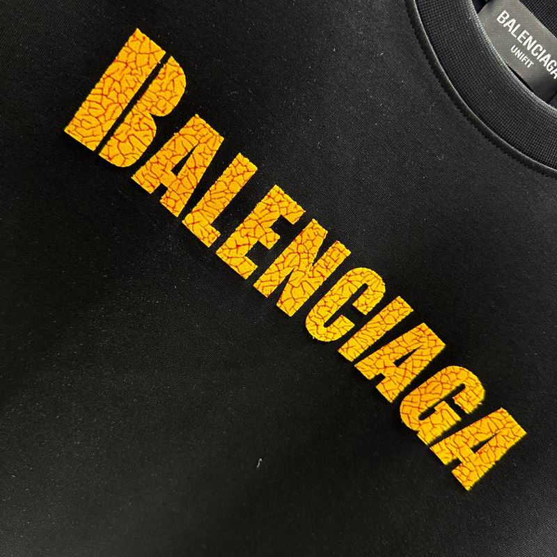 Les polos T-shirt Balenciaga pour homme incarnent l’élégance contemporaine avec une touche de minimalisme audacieux. A des prix abordable 