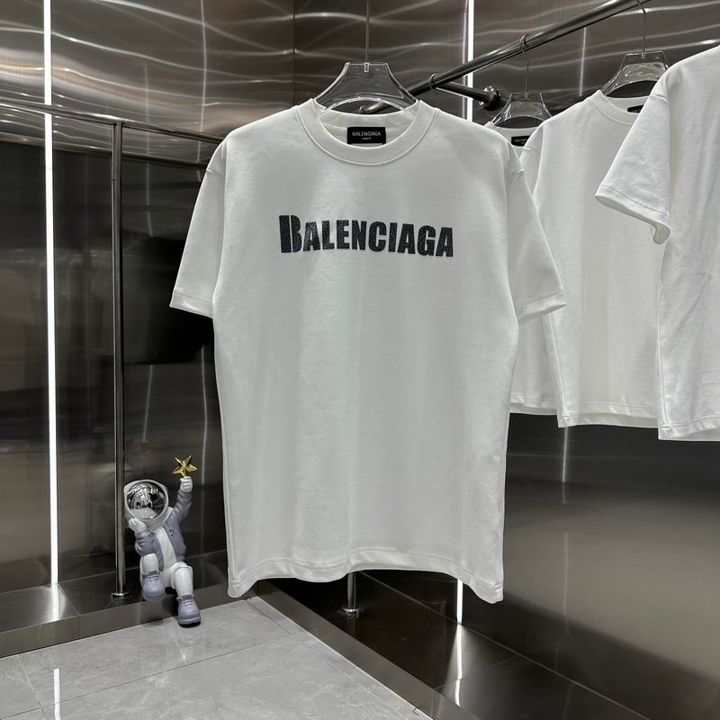 Les polos T-shirt Balenciaga pour homme incarnent l’élégance contemporaine avec une touche de minimalisme audacieux.