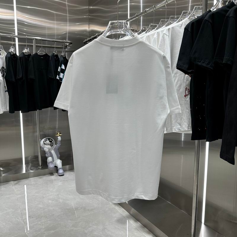 Les polos T-shirt Balenciaga pour homme incarnent l’élégance contemporaine avec une touche de minimalisme audacieux.