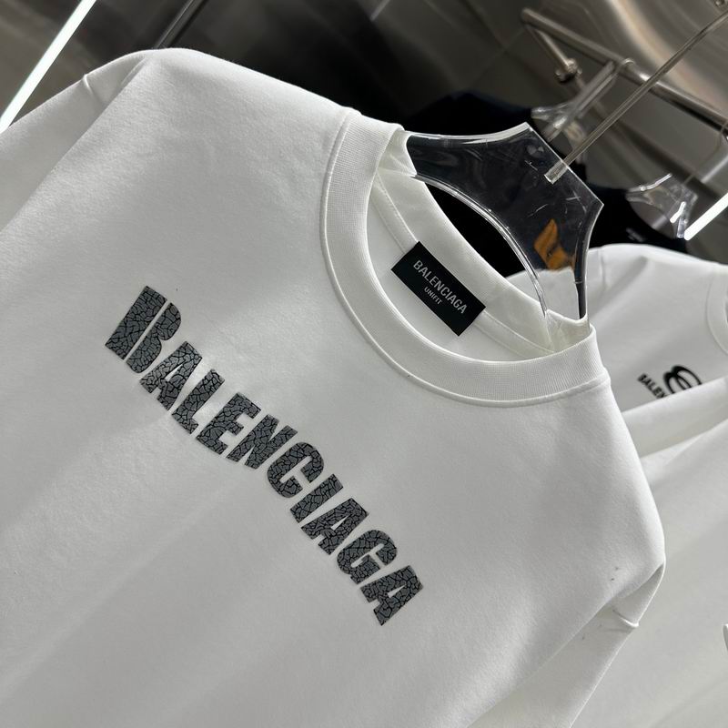 Les polos T-shirt Balenciaga pour homme incarnent l’élégance contemporaine avec une touche de minimalisme audacieux.