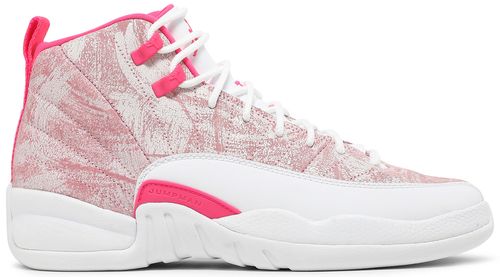 Les baskets Air Jordan 12 Femme combinent un style iconique à une performance inégalée, rendant hommage à l’héritage de Michael Jordan.