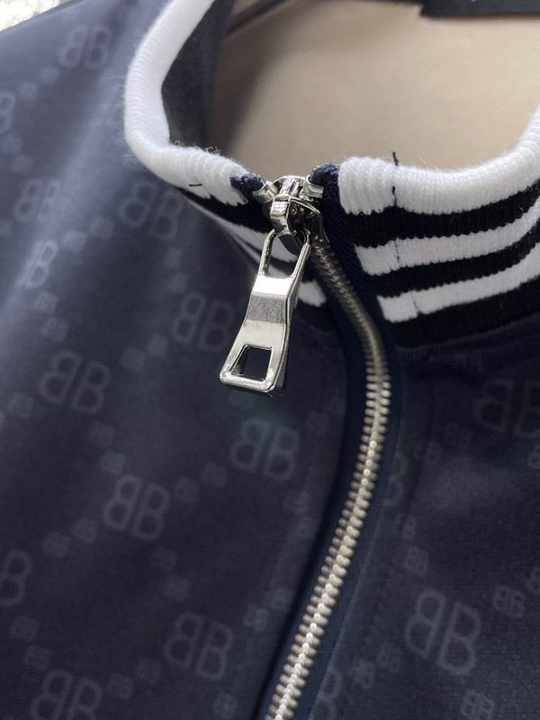 Les ensembles survêtement Balenciaga allient performance et style. Leur design avant-gardiste et leur qualité supérieure. Pas cher. Le moins cher.